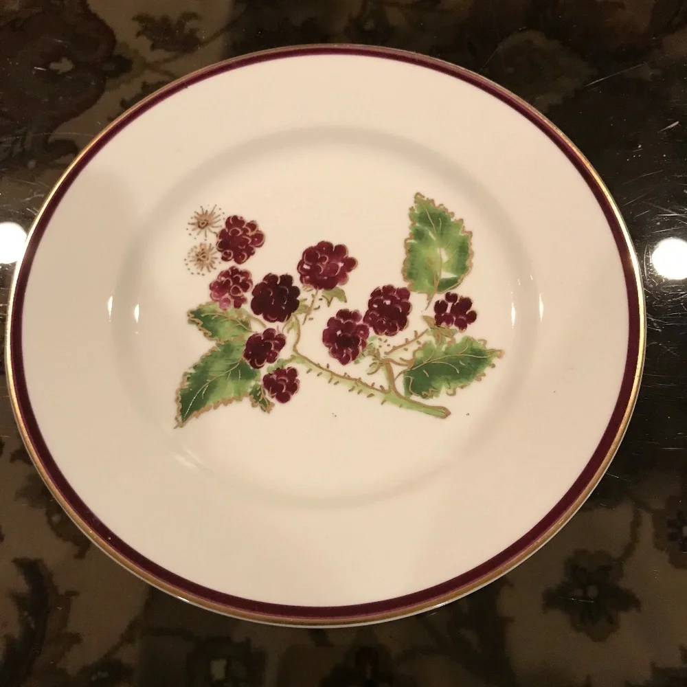 A 10” plate with blackberry pattern - Picture 1 of 2